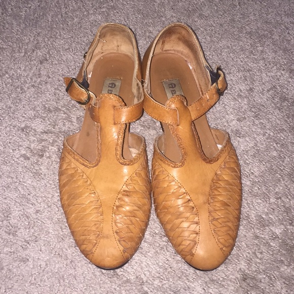 vintage etienne aigner sandals